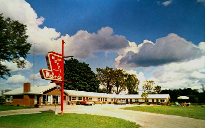 Hollywoods Motel (Mel-E-De Motel) - Old Postcard (newer photo)